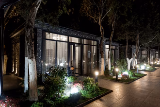 aussenansicht-des-restauranthauses-bei-nacht